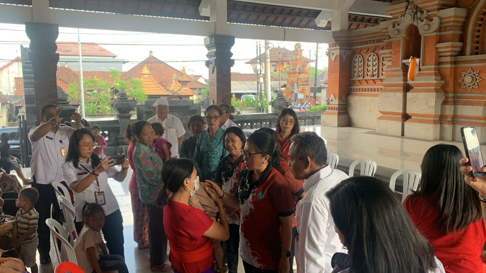 TIM PENGGERAK PKK KOTA DENPASAR DALAM RANGKA KEGIATAN MENYAPA DAN BERBAGI UNTUK BALITA DAN IBU HAMIL BERESIKO STUNTING