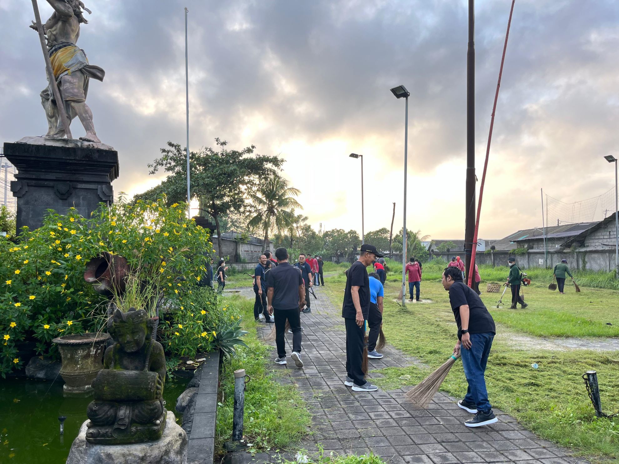 KEGIATAN JUMAT BERSIH LAPANGAN PASAR AGUNG DI DESA PEGUYANGAN KANGIN