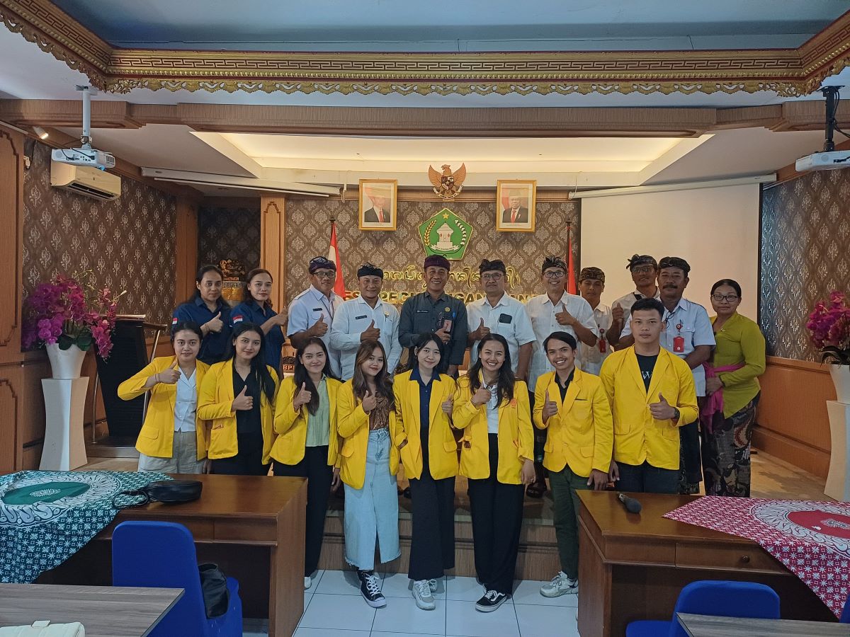 PENERIMAAN MAHASISWA KKN UNIVERSITAS UNHI DI DESA PEGUYANGAN KANGIN