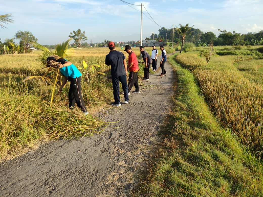 Giat Jumat Bersih Jalan Menuju Balai Subak Lungatad