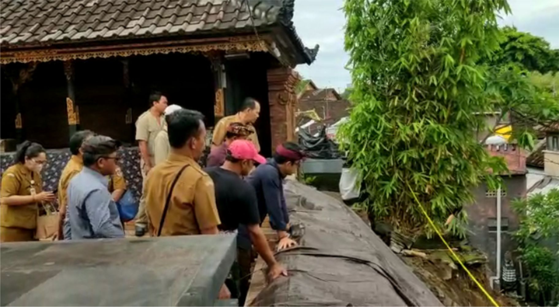 Longsor di Pura Dalem Jagat Sidakarya Di Pantau Langsung Bapak Walikota Jaya Negara