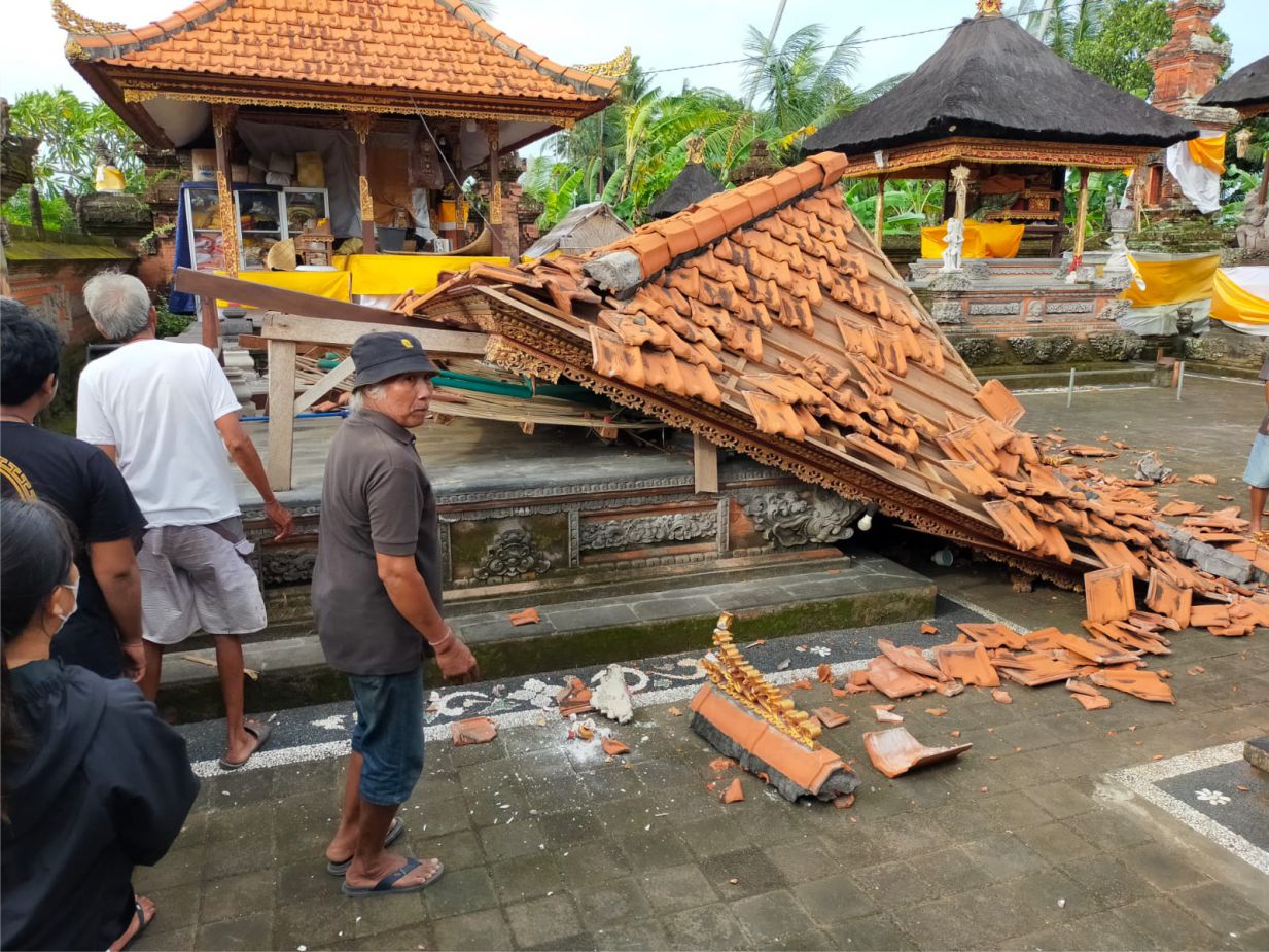 Bale Gong Pura Desa Di Cengkilung Roboh Akibat Angin Kencang