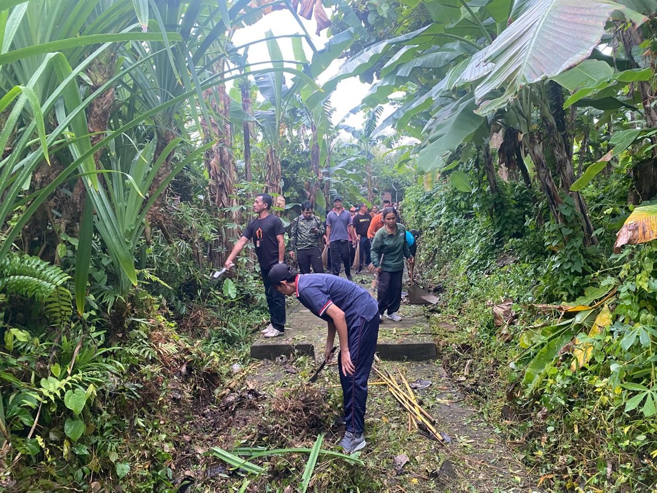 KEGIATAN JUMAT BERSIH JALAN MENUJU DAM PERAUPAN DI DESA PEGUYANGAN KANGIN