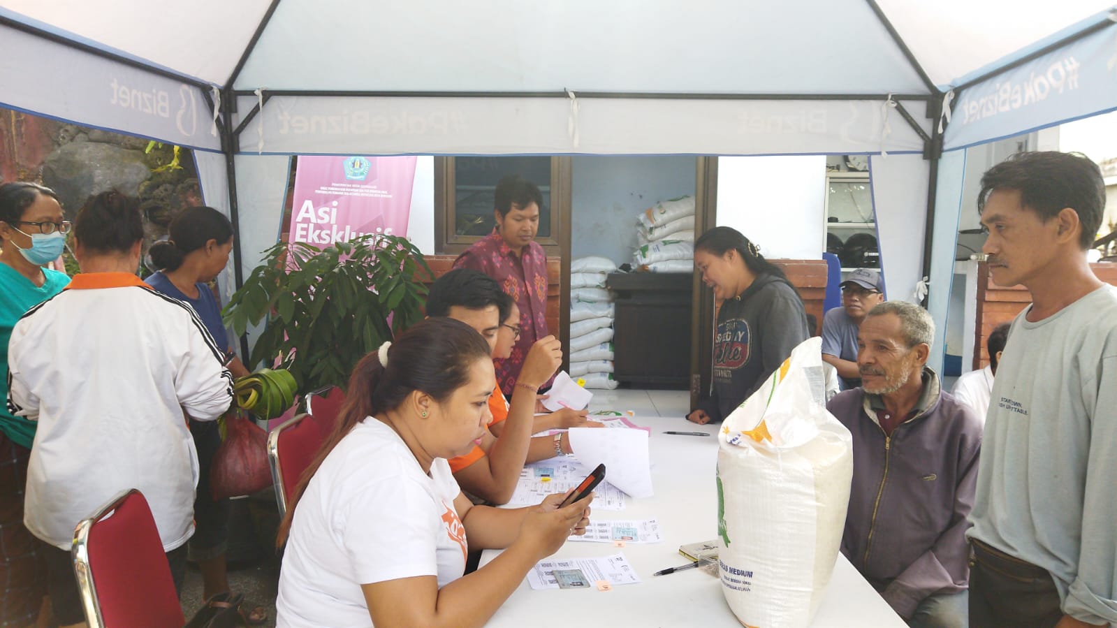 KEGIATAN PENYALURAN BANTUAN PANGAN DARI KANTOR POS INDONESIA KE KPM (KELUARGA PENERIMA MANFAAT)