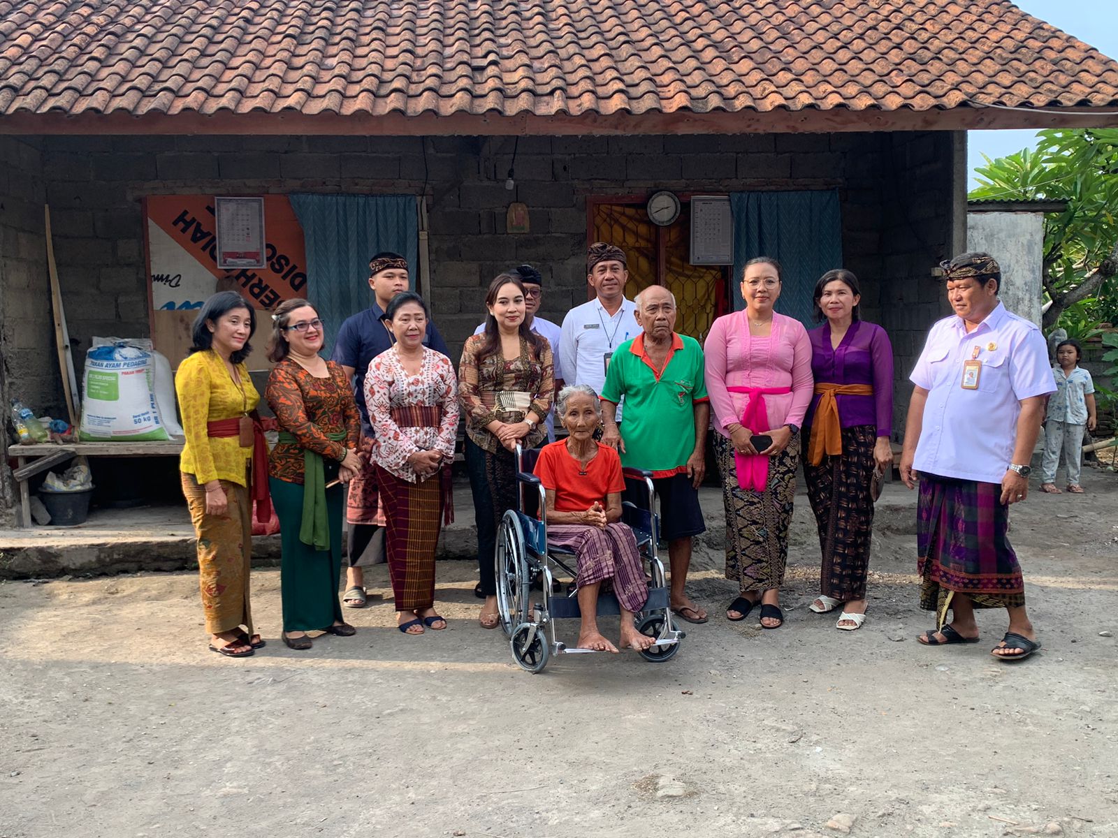 PENYERAHAN BANTUAN CSR ALAT BANTU KESEHATAN BERUPA KURSI RODA