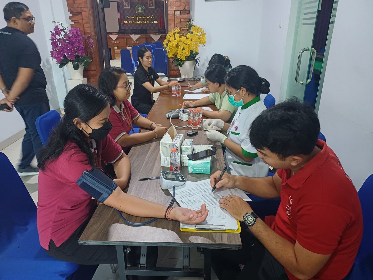 KEGIATAN TES KEBUGARAN DAN SKRINING KESEHATAN DI DESA PEGUYANGAN KANGIN