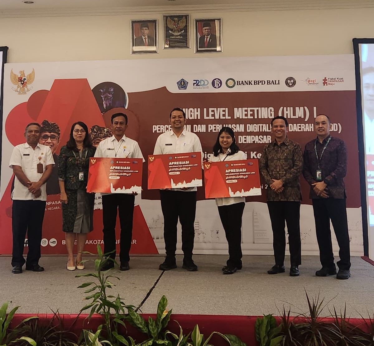 APRESIASI JUARA I DIBERIKAN KEPADA DESA PEGUYANGAN KANGIN SEBAGAI PEMERINTAH DESA YANG MELAKUKAN TRANSAKSI DIGITAL TERBANYAK