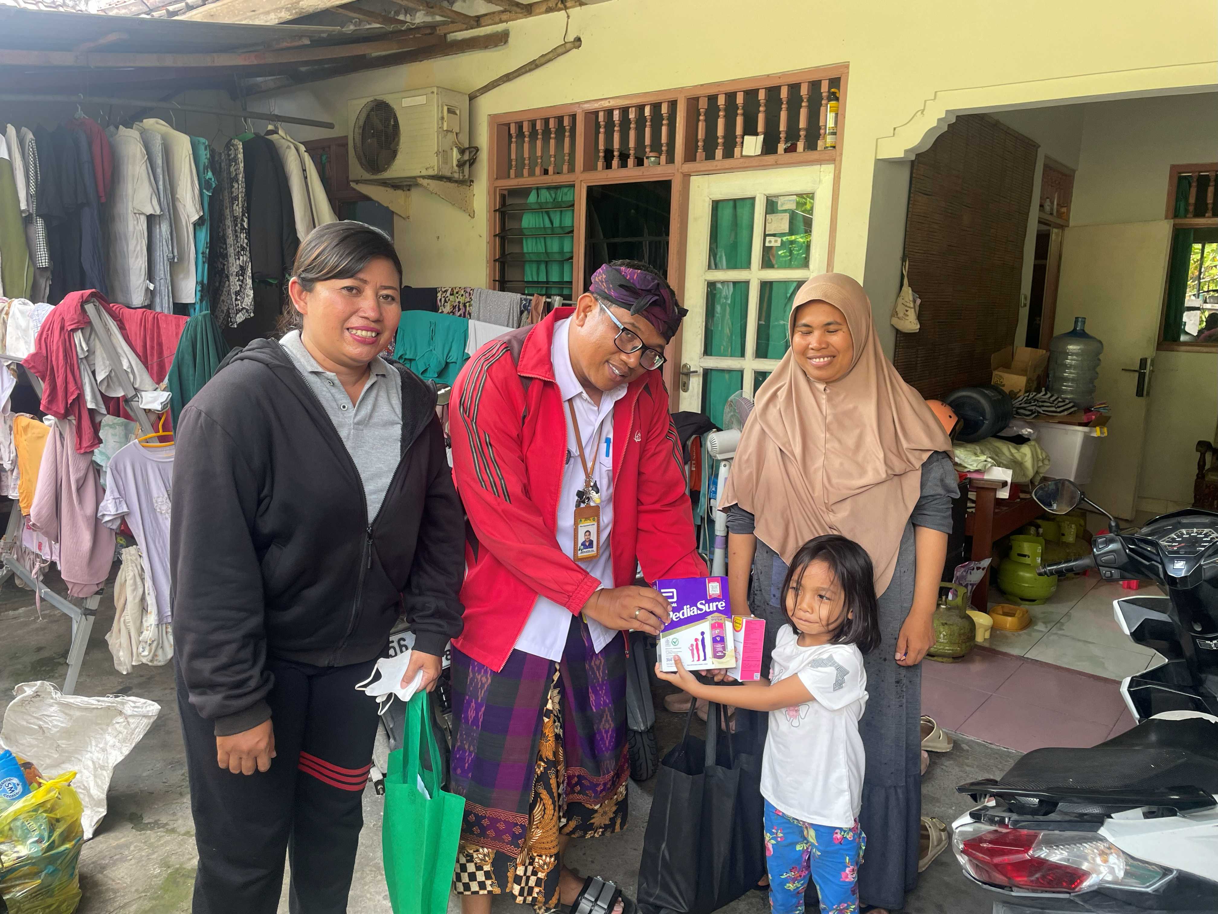 PEMBERIAN PMT PEMULIHAN UNTUK BALITA STUNTING DI DESA PEGUYANGAN KANGIN 