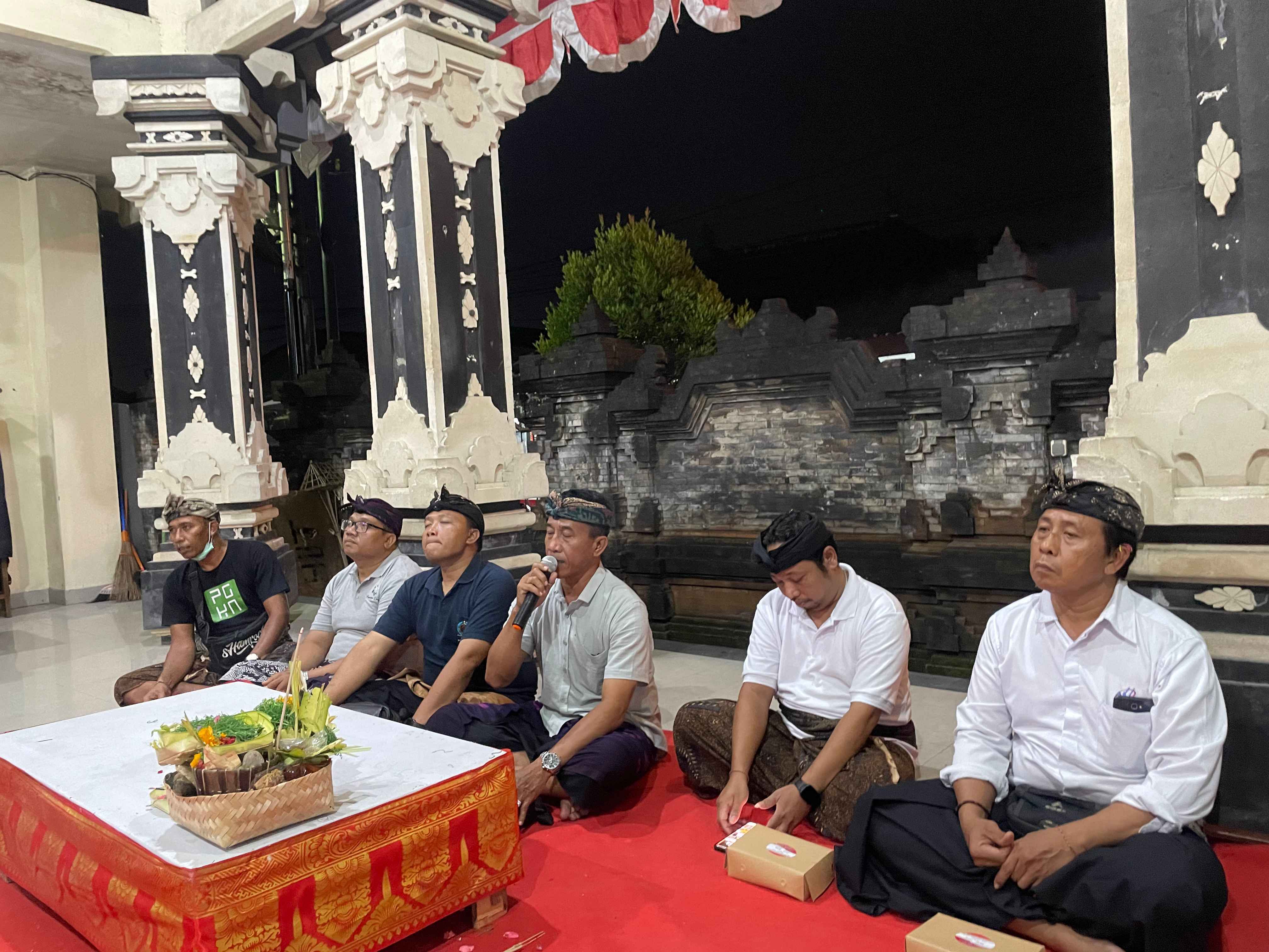 Pembinaan Sekaa Gong Banjar Peninjoan Pemerintah Desa Serahkan Bantuan Baju