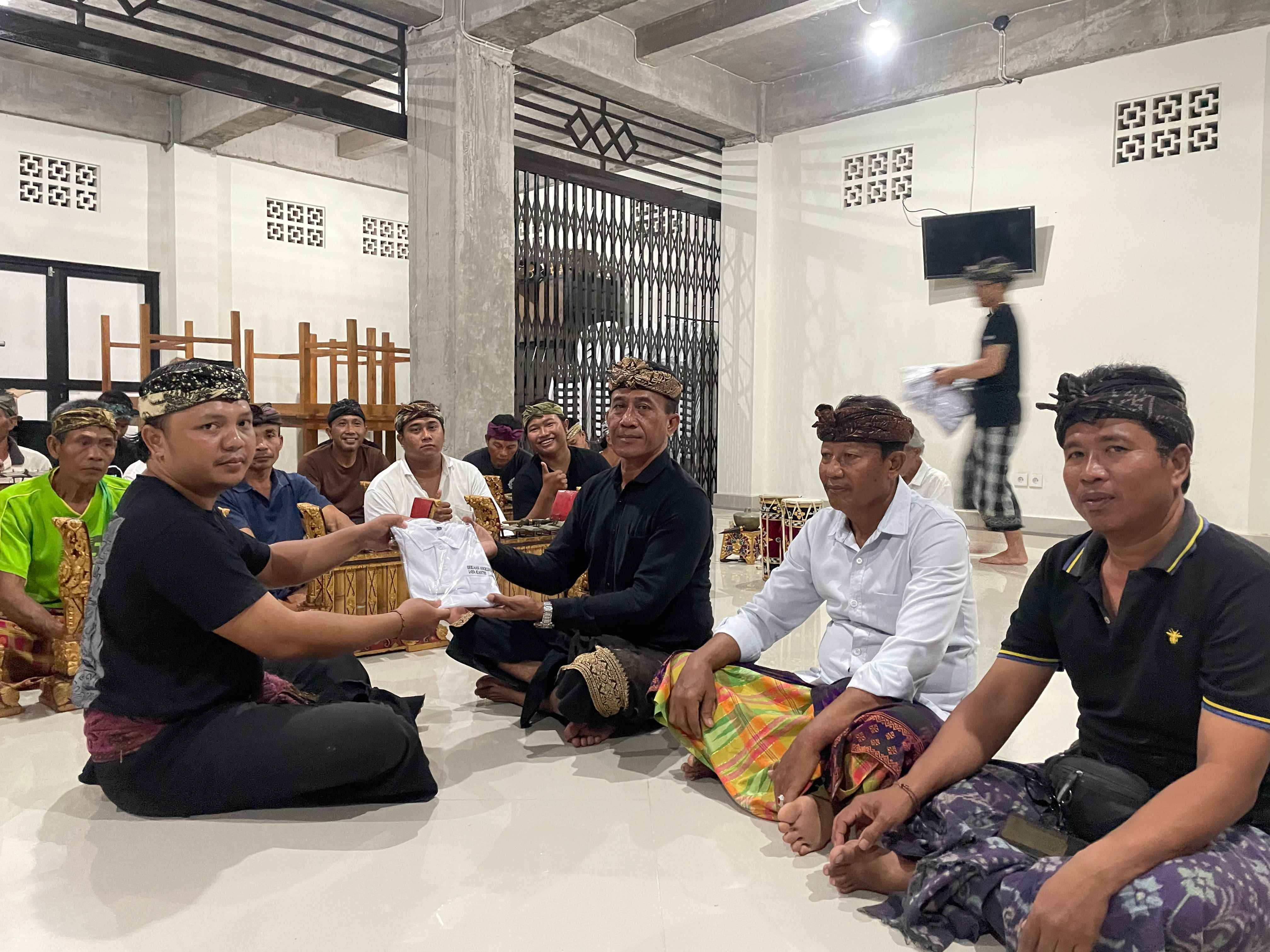 PEMBINAAN SEKAA ANGKLUNG BANJAR CENGKILUNG WUJUD PELESTARIAN SENI BUDAYA DESA