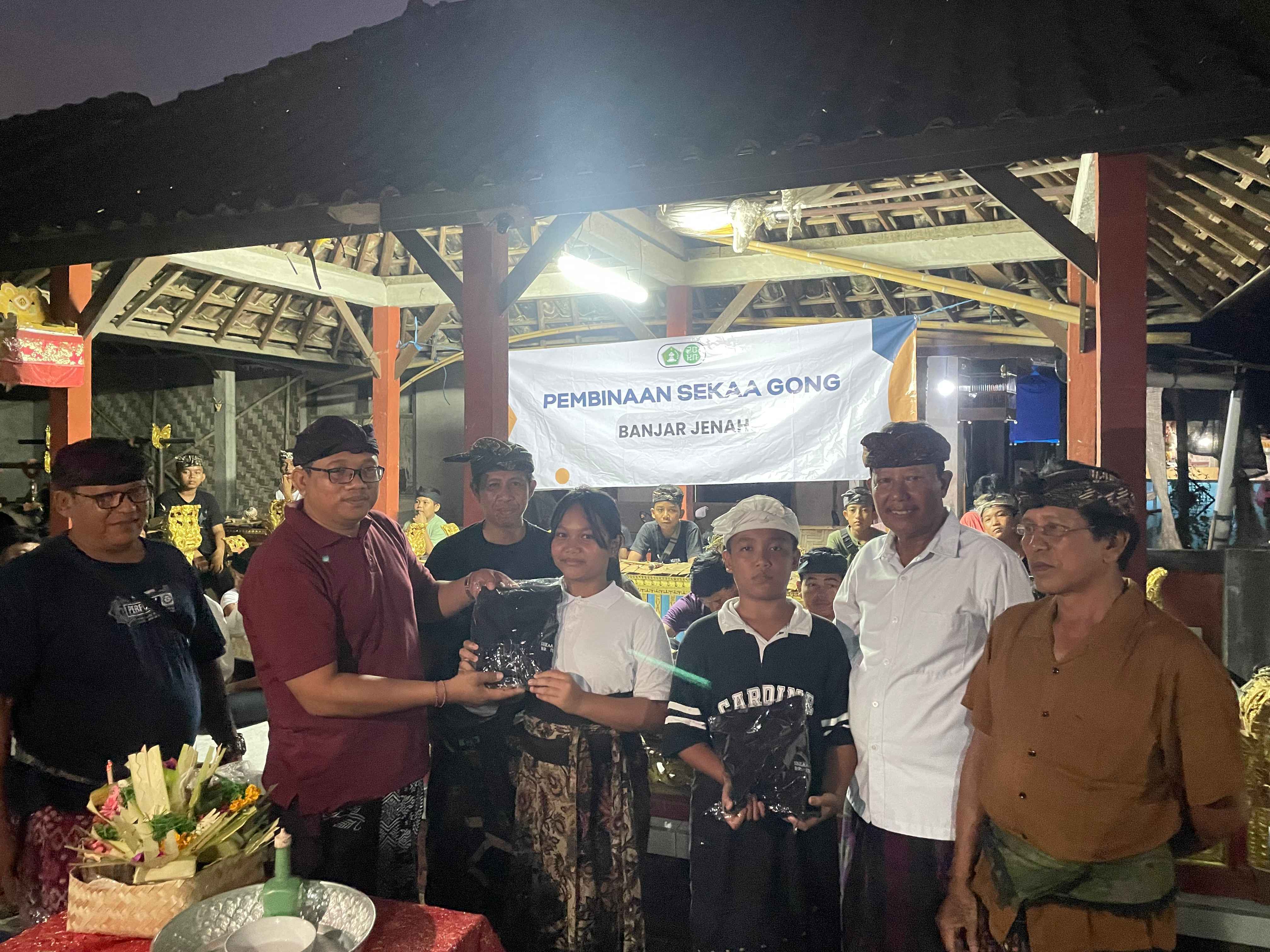 PEMBINAAN SEKAA GONG BANJAR JENAH,DORONG PELESTARIAN SENI DAN BUDAYA DESA