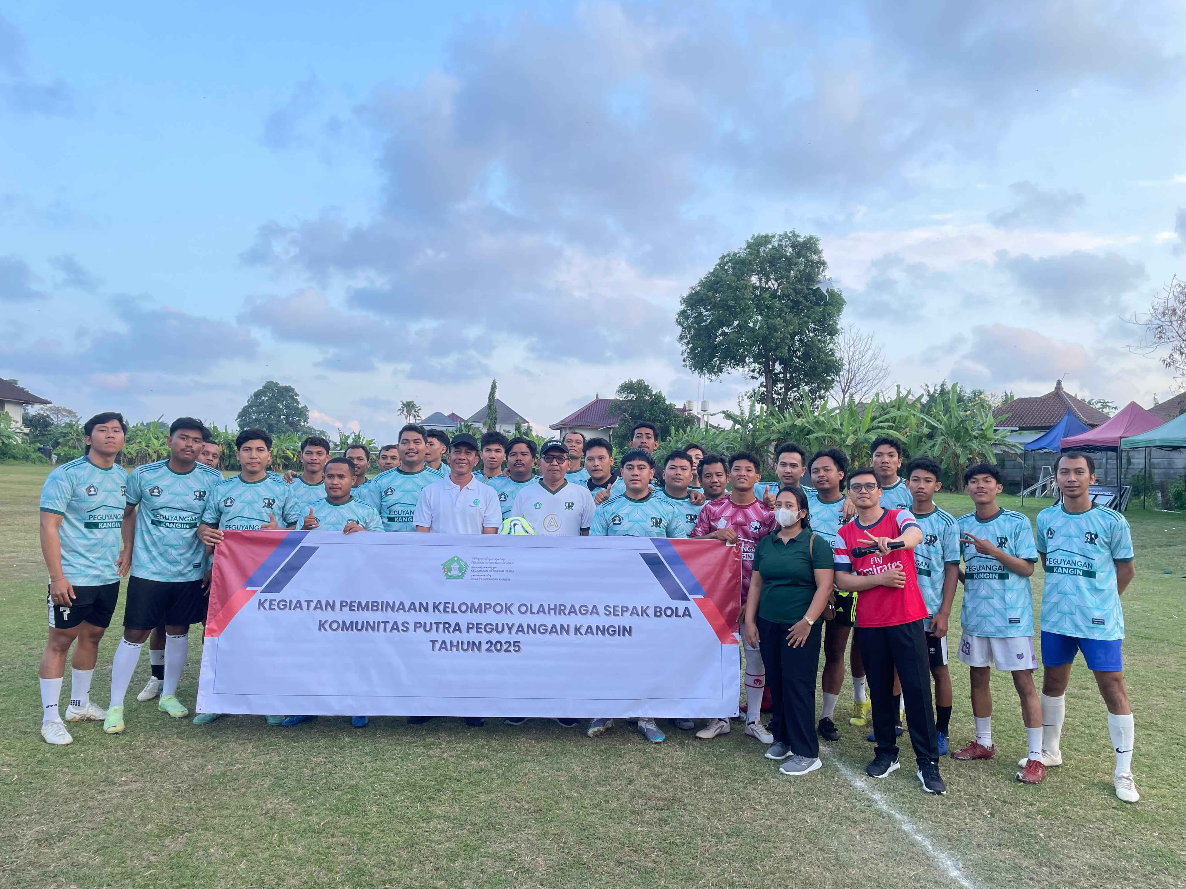 Pembinaan Sepak Bola Putra Peguyangan Kangin Pemerintah Desa Serahkan Bantuan Sarana Pendukung