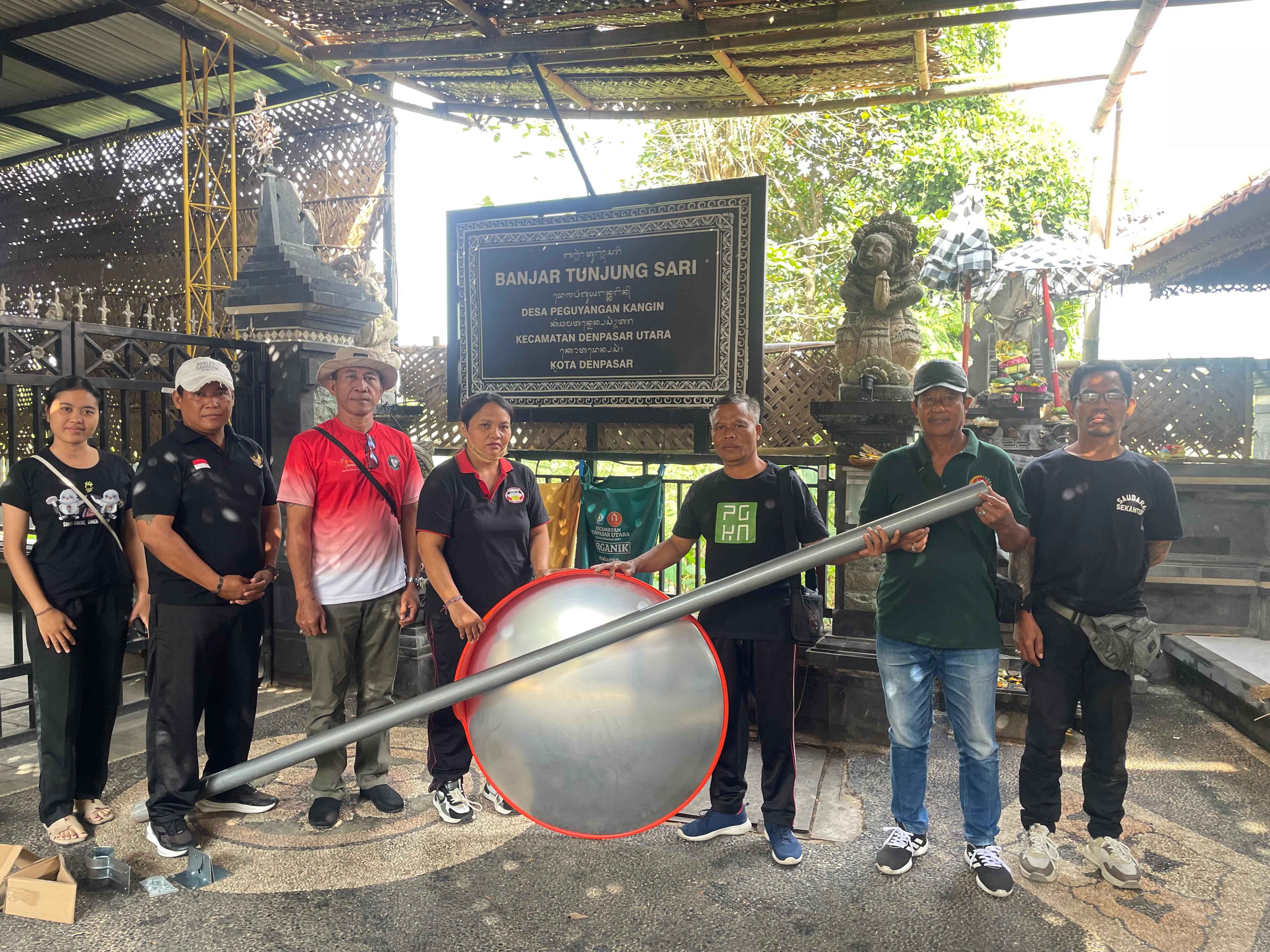 Penyerahan Kaca Cembung Untuk Subak Dalem Timur di Banjar Tunjung Sari
