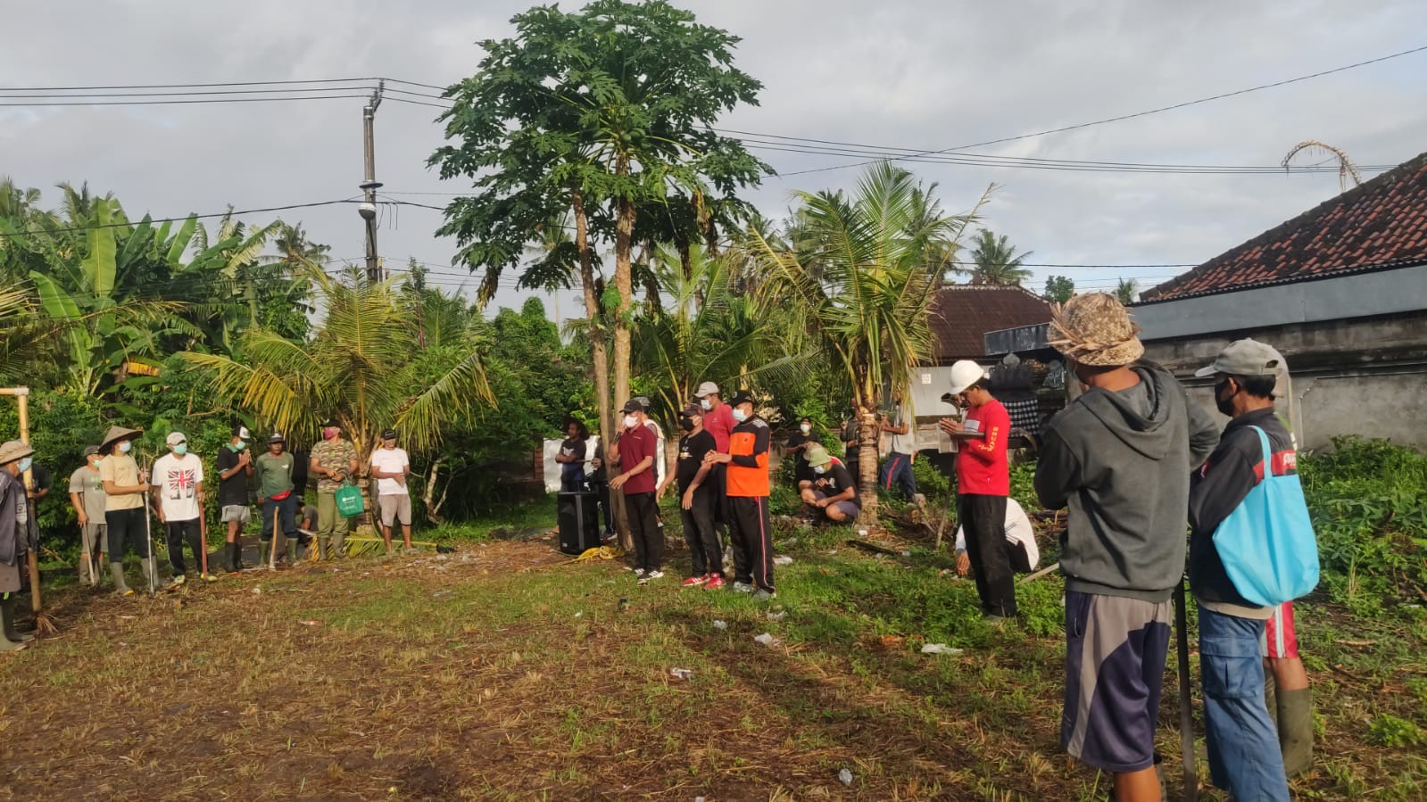 PELAKSANAAN KEGIATAN PADAT KARYA TUNAI PEMBERSIHAN GANG LOBONG SARI DUSUN KEDUA