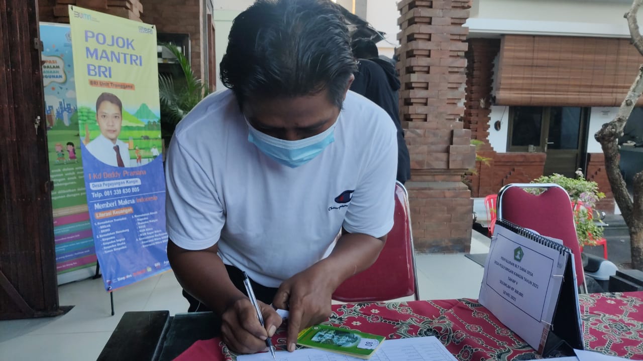 PENYALURAN BLT DD TAHAP V DESA PEGUYANGAN KANGIN