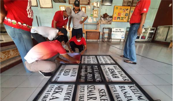 Tim Desa KBS Peguyangan Kangin Pasang Papan Nama Banjar Beraksara Bali