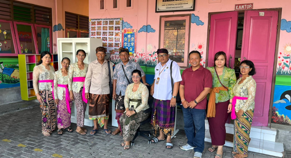 DESA PEGUYANGAN KANGIN SALURKAN BANTUAN DUKUNGAN PENYELENGGARAAN TK KUMARA BHUANA