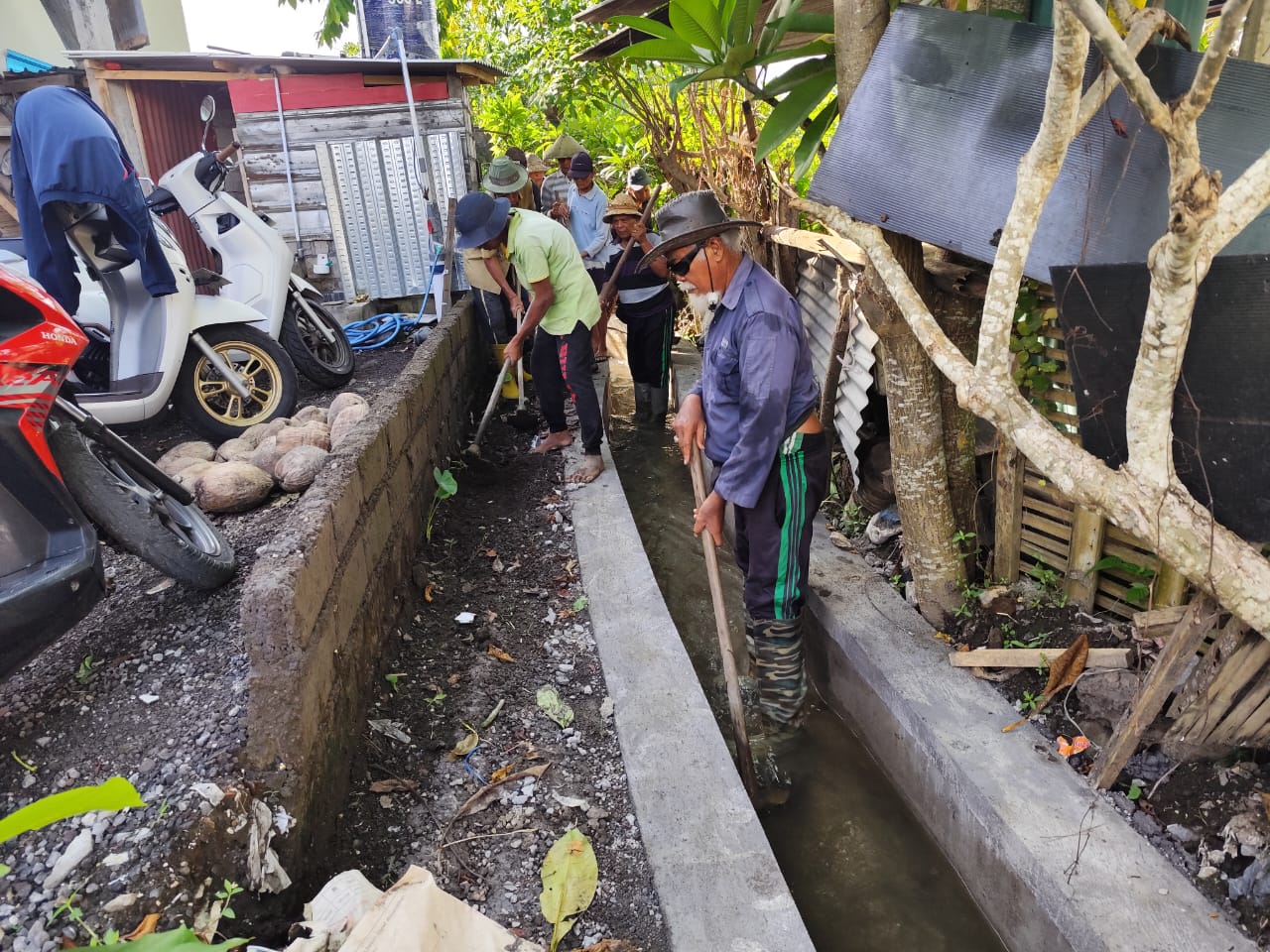 KEGIATAN PKTD PEMBERSIHAN IRIGASI MUNDUK PADANG LUMBUNG SUBAK KEDUA, BANJAR KEDUA