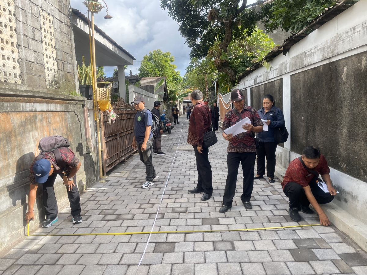 PENGECEKAN PURNALAKSANA PERBAIKAN JALAN LINGKUNGAN DAN PEMELIHARAAN IRIGASI DI DESA PEGUYANGAN KANGIN
