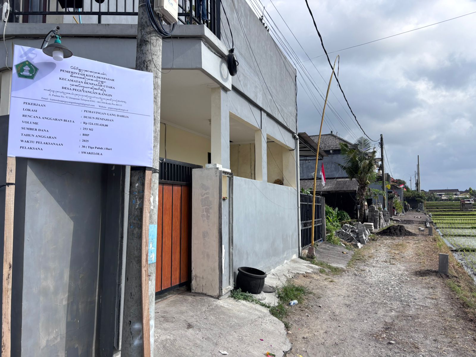 Kegiatan Perbaikan Jalan melalui Pemavingan Gang Dahlia di Dusun Peninjoan, Desa Peguyangan Kangin