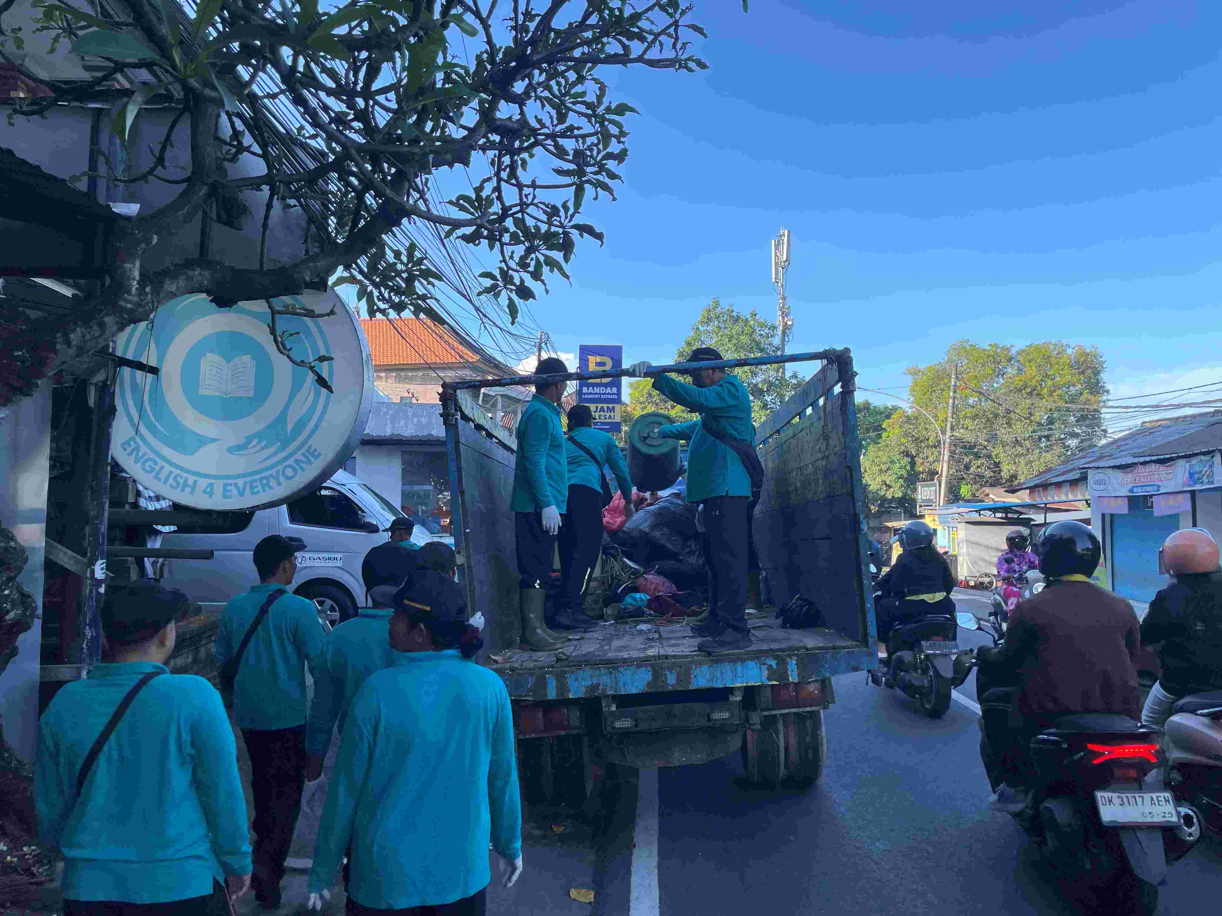 PENYISIRAN DAN PENGAMBILAN SAMPAH DI WILAYAH PEGUYANGAN KANGIN