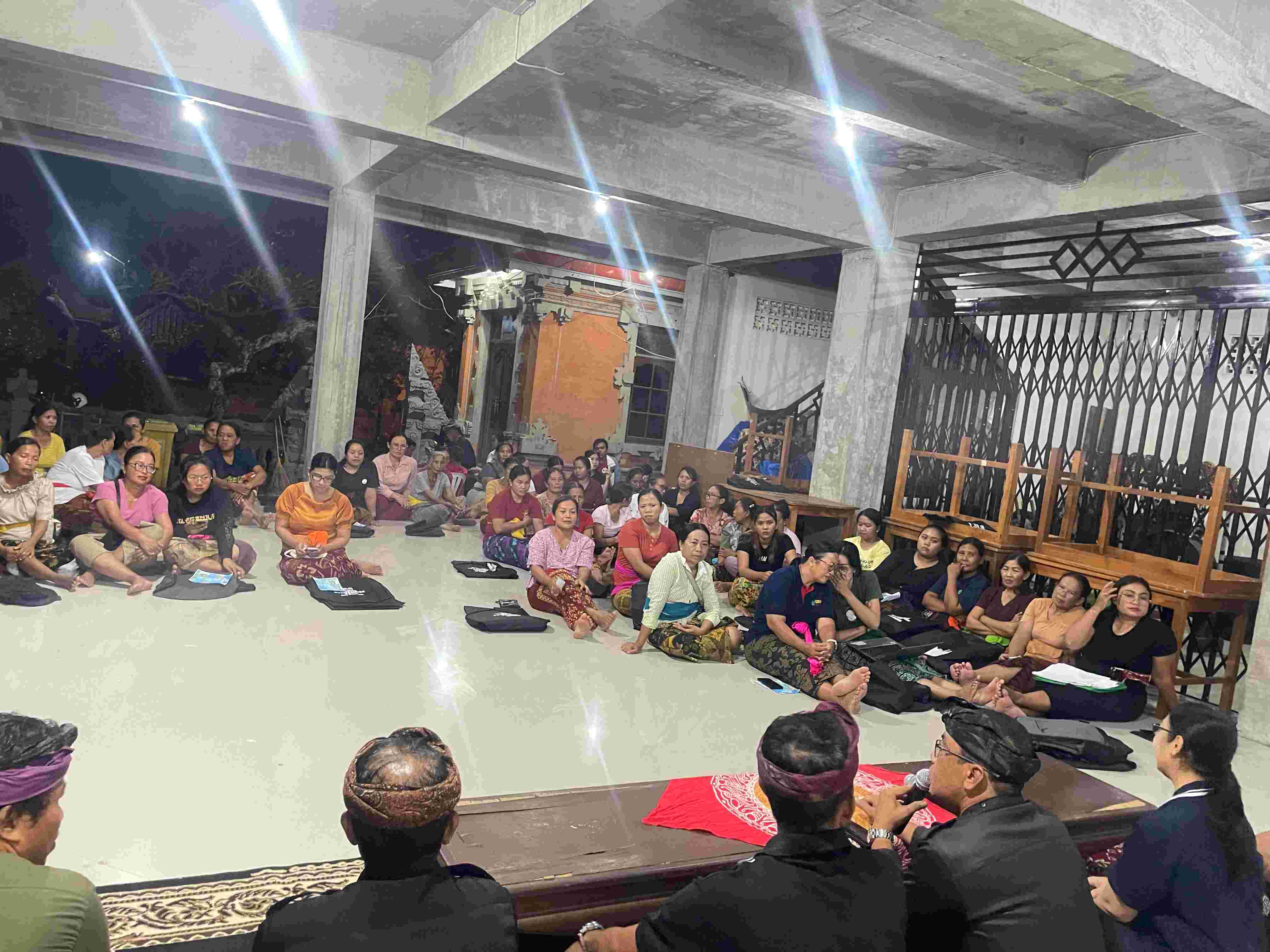 PEMBAGIAN DAN SOSIALISASI BAG KOMPOSTER DI BANJAR CENGKILUNG