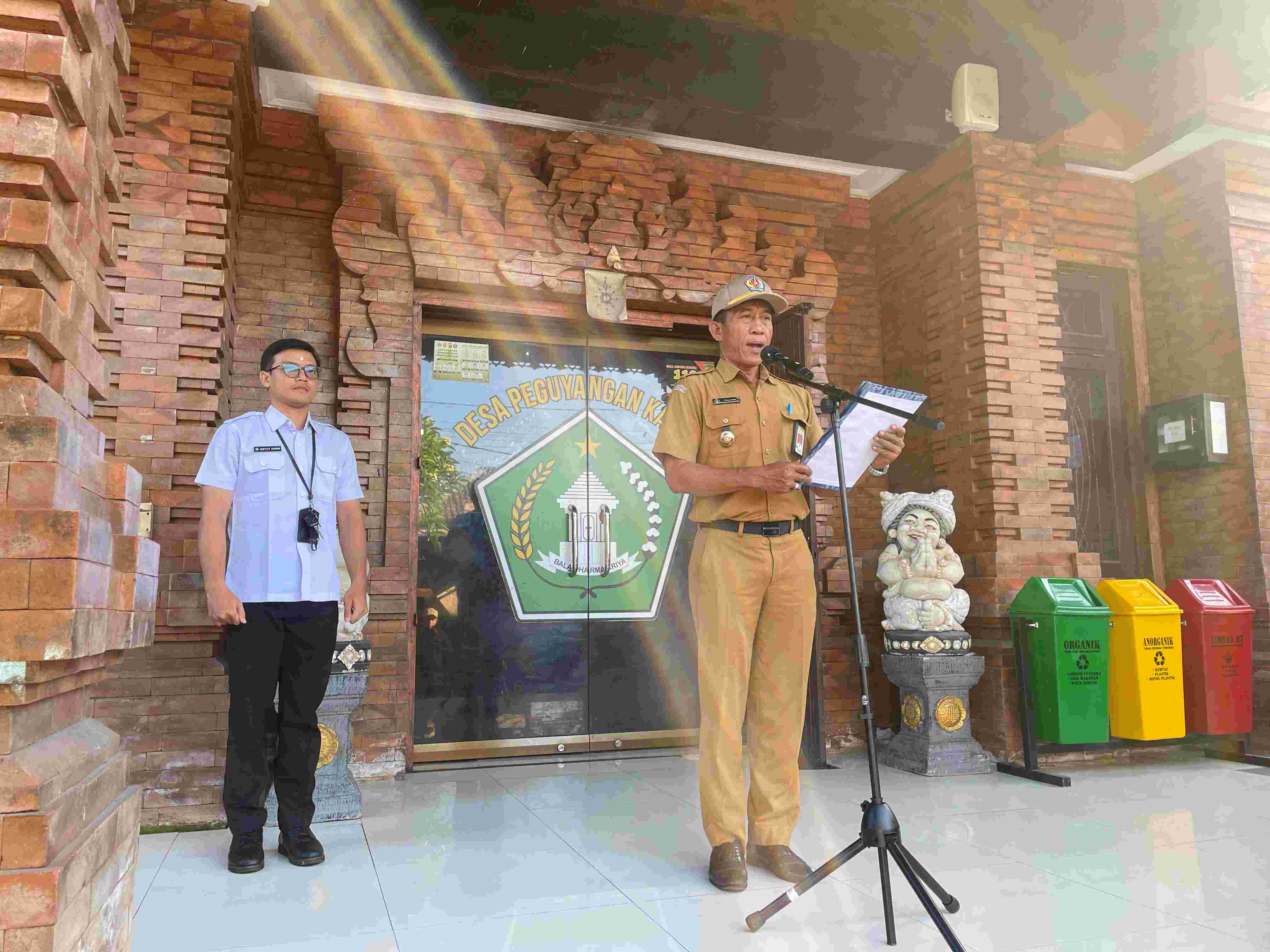 PEMERINTAH DESA PEGUYANGAN KANGIN MENGGELAR APEL DISPLIN