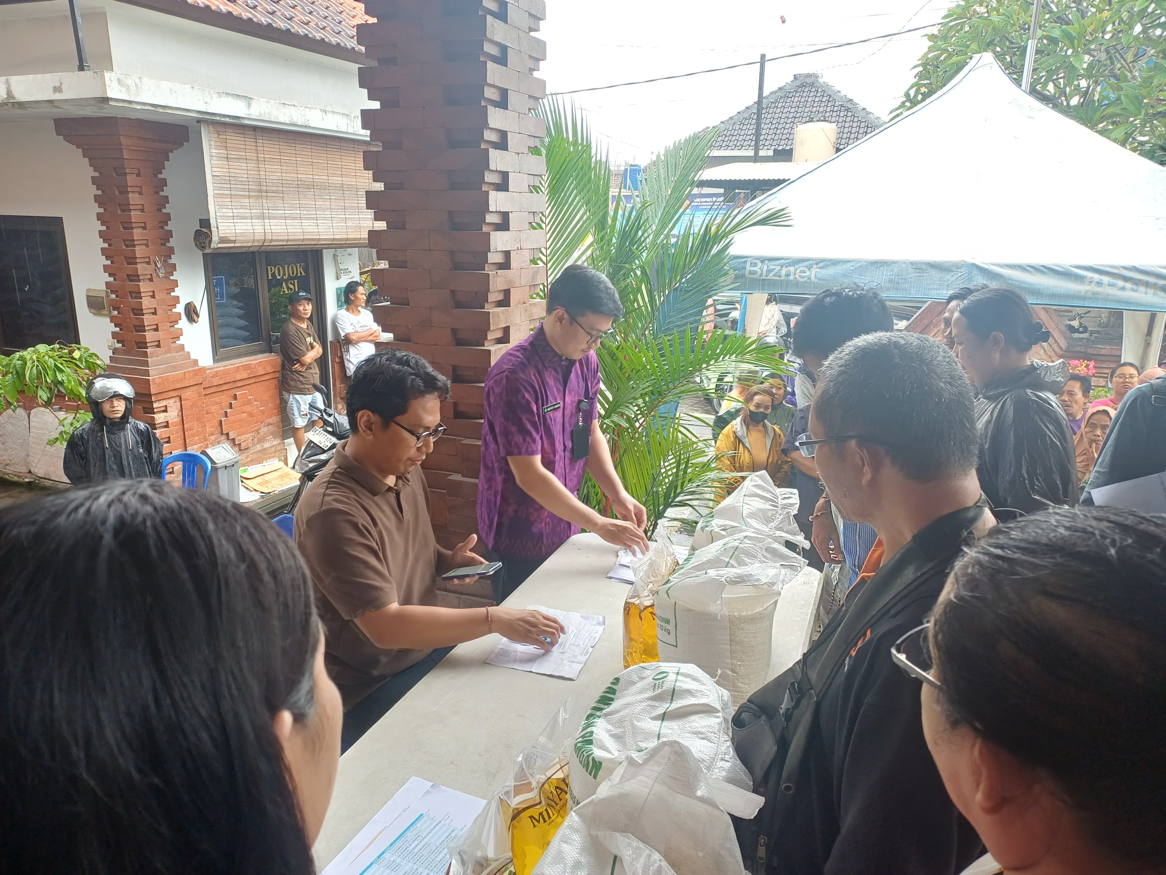 PEMERINTAH DESA PEGUYANGAN KANGIN SALURKAN BANTUAN BERAS DAN MINYAK DARI BULOG