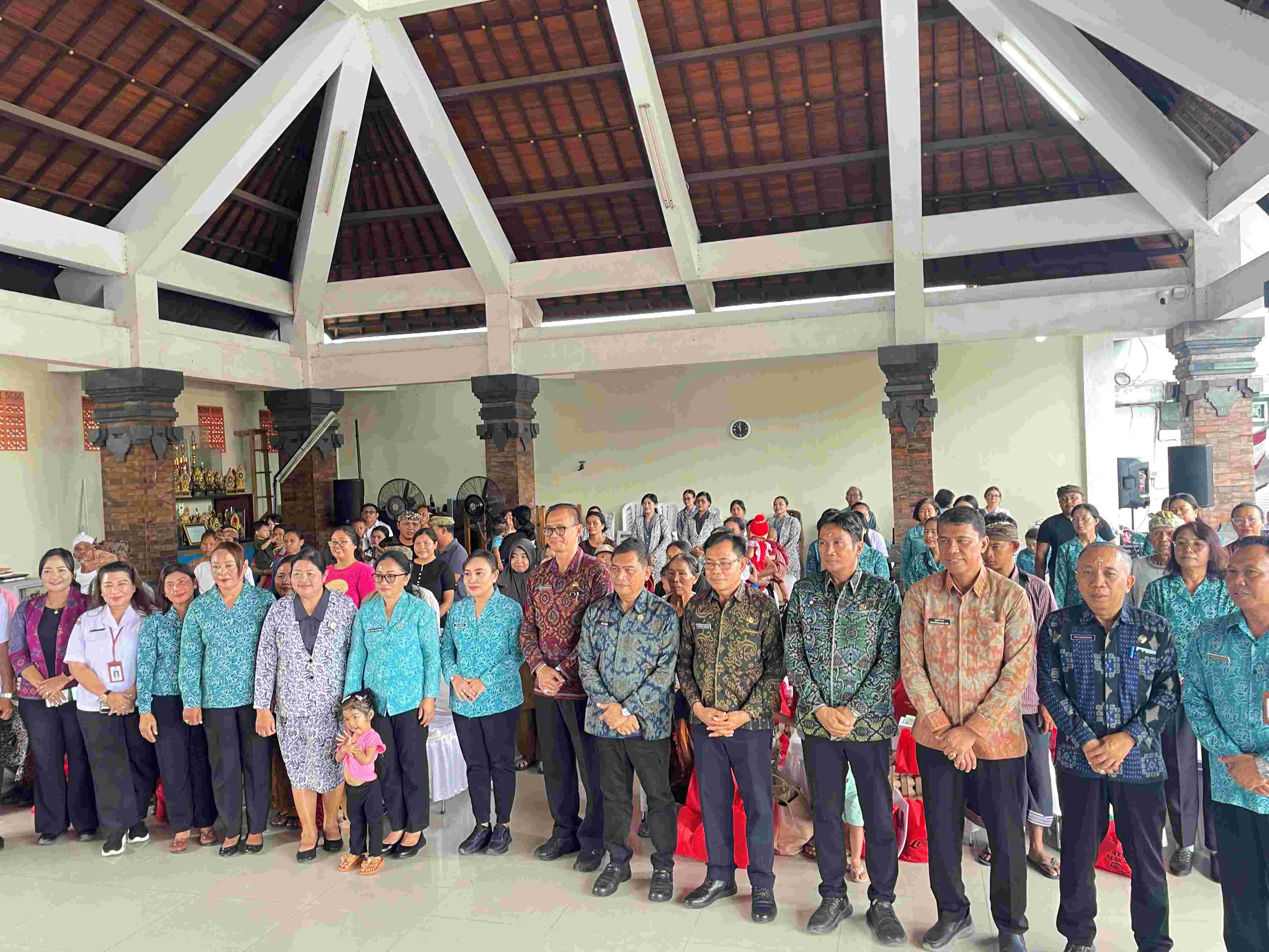 PEMPROV BALI LAKSANAKAN KEGIATAN BERGERAK DAN BERBAGI DI DUSUN KAYANGAN
