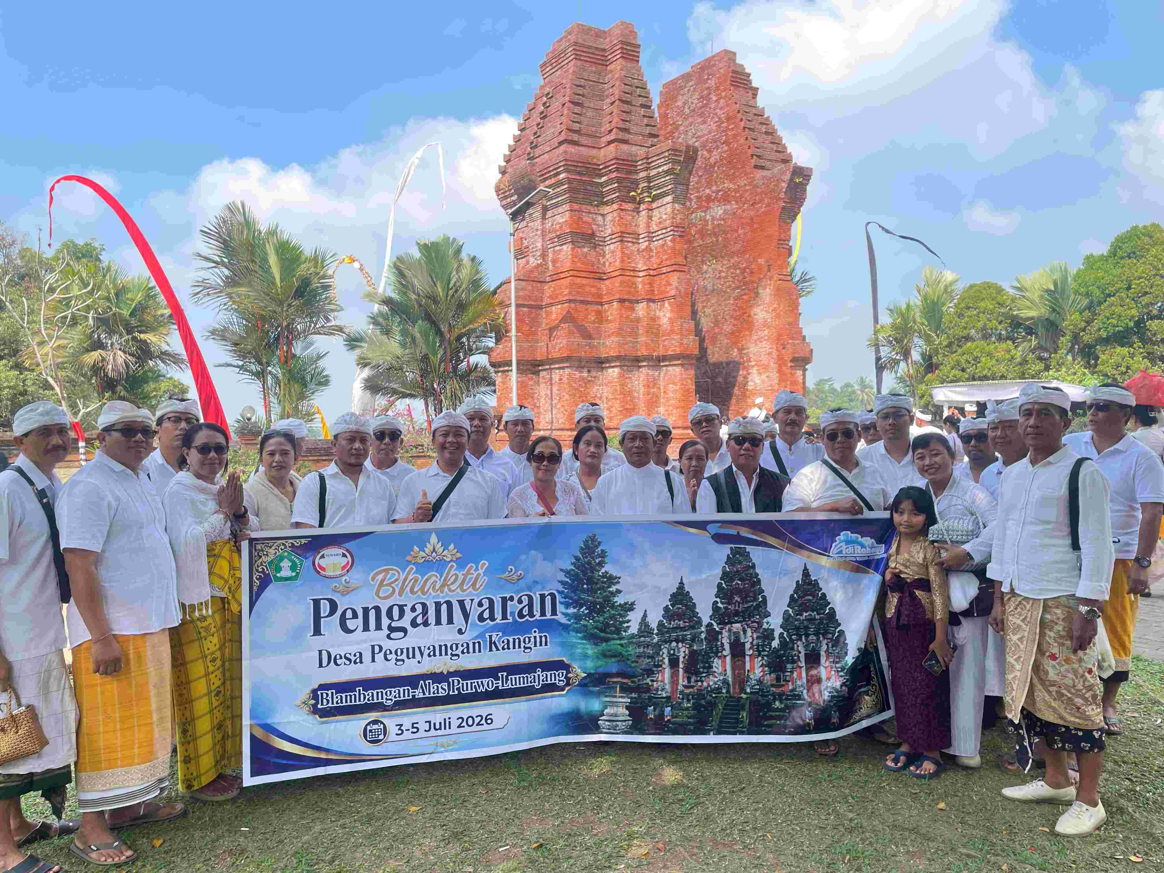 BHAKTI PENGANYAR DI PURA AGUNG SEMERU LUMAJANG 