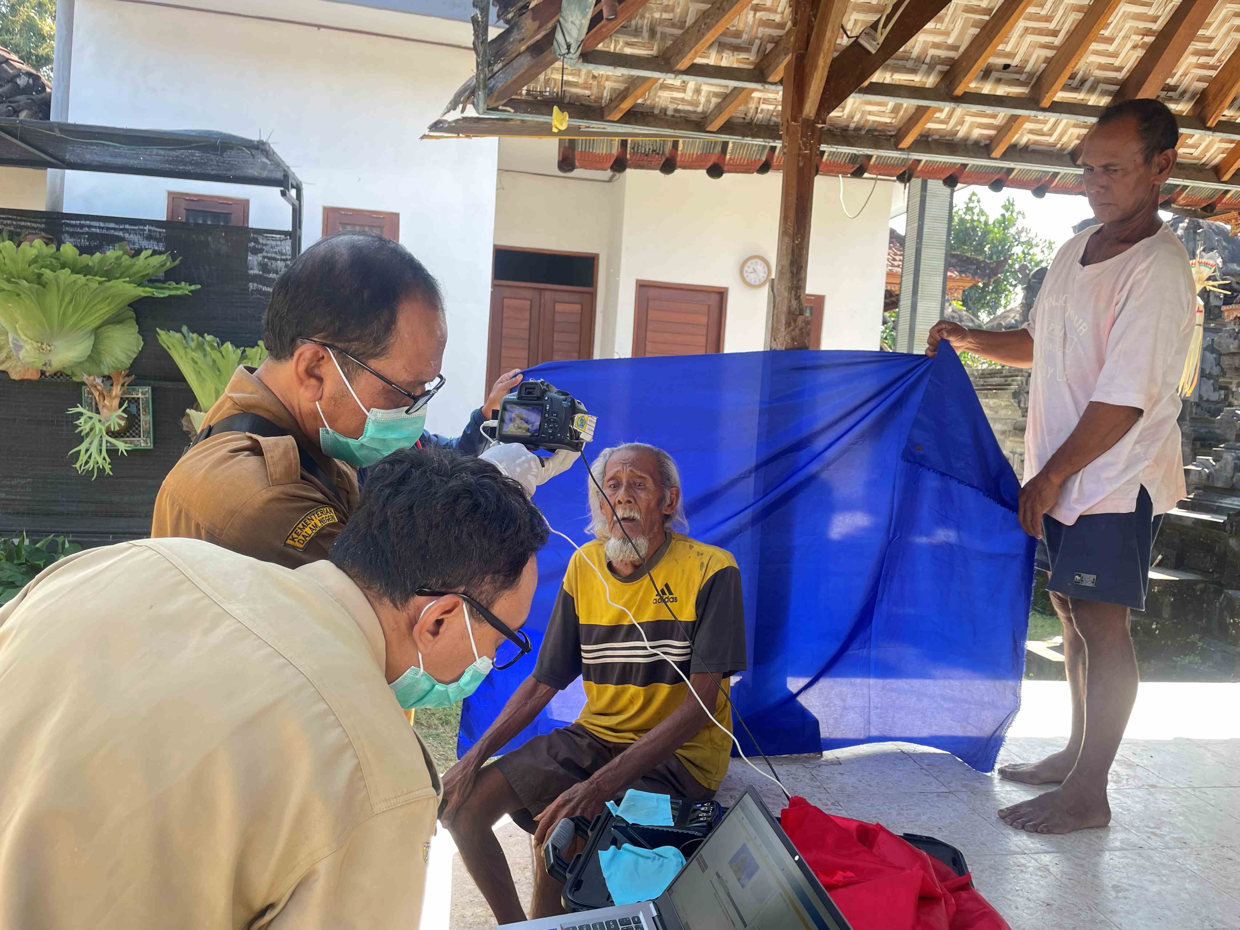 Dukcapil Kota Denpasar Laksanakan Layanan Jemput Bola Perekaman e-KTP bagi Lansia dan Penyandang Disabilitas
