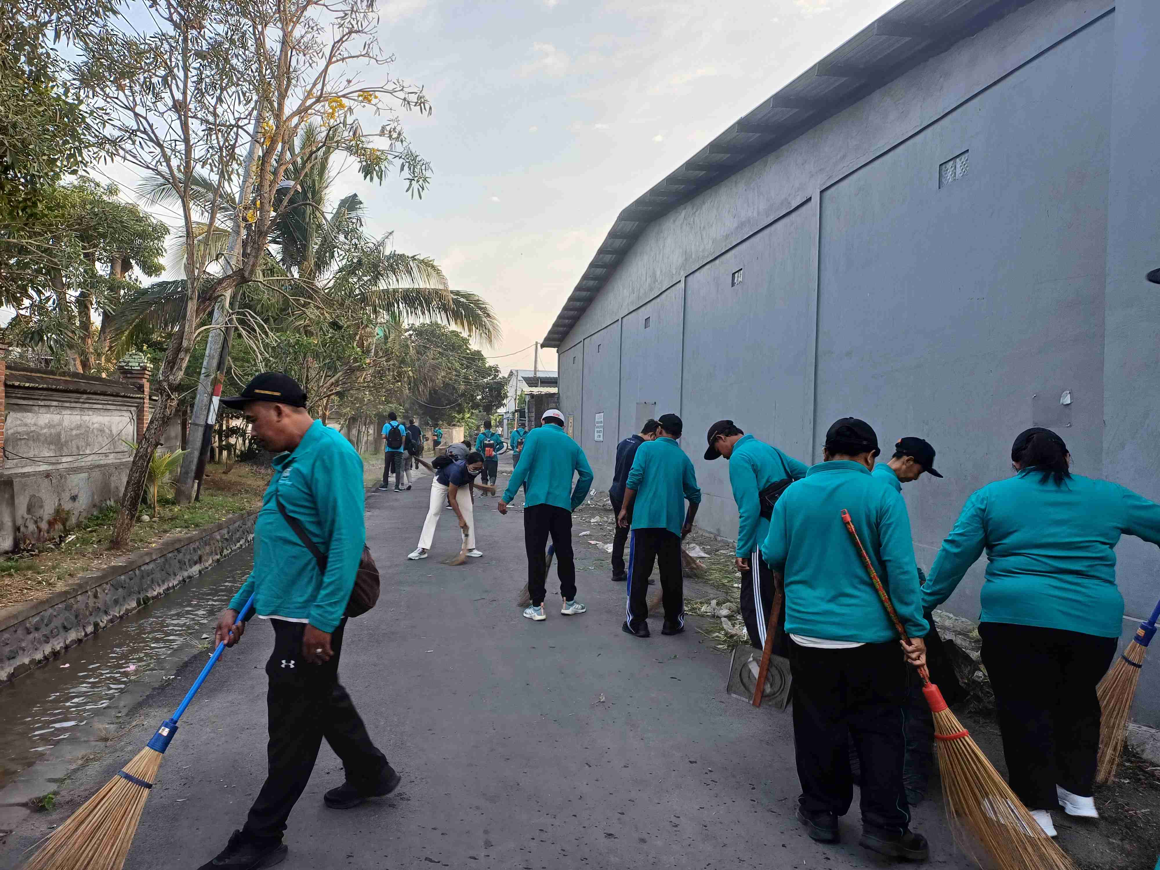 Pemerintah Desa Peguyangan  Kangin Melaksanakan Jumat Bersih Perkuat Kepedulian Terhadap Kebersihan Lingkungan