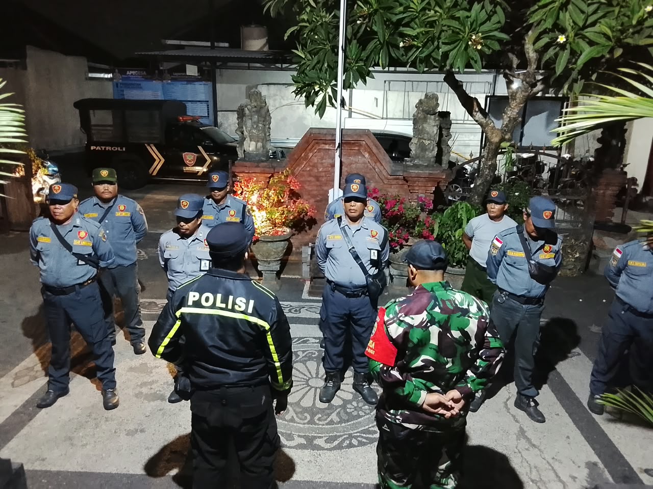 Tingkatkan Keamanan Wilayah, Linmas Desa Peguyangan Kangin Gelar Patroli Dialogis Bersama Babinsa dan Bhabinkamtibmas